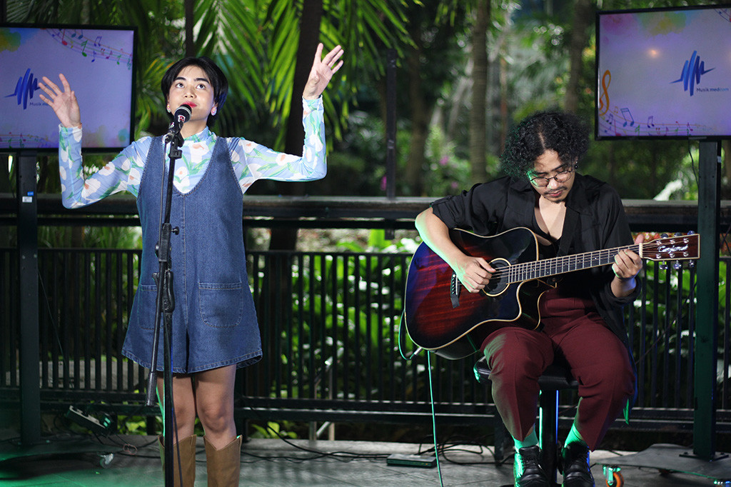 Lagu yang dibawakan Inis pada acara Musik Medcom yakni 'Dua yang Satu', 'Nanti', dan 'Tiga Enam Lima'.