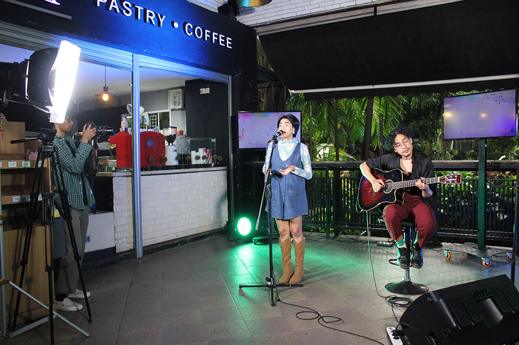 Kali ini, Inis hadir dengan membawakan lagu dari mini album berbahasa Indonesia pertamanya yang bertajuk #Rumahdanseisinya. Album tersebut merupakan kumpulan lagu berbahasa Indonesia yang dijanjikan akan menampilkan sisi lain dari Inis