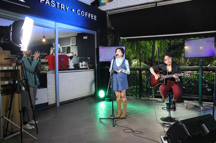 Kali ini, Inis hadir dengan membawakan lagu dari mini album berbahasa Indonesia pertamanya yang bertajuk #Rumahdanseisinya. Album tersebut merupakan kumpulan lagu berbahasa Indonesia yang dijanjikan akan menampilkan sisi lain dari Inis