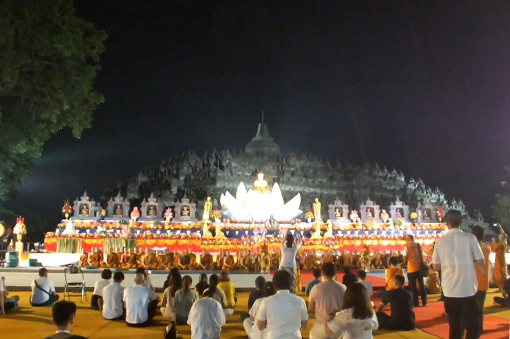 Menjelang perayaan hari raya Tri Suci Waisak 2568 Budhis era tahun 2024. Puluhan Biksu Thudong menggelar puja bakti di plataran Candi Borobudur pada Rabu, 22 Mei 2024 malam. Mereka memanjatkan doa-doa yang diikuti oleh ratusan umat.
