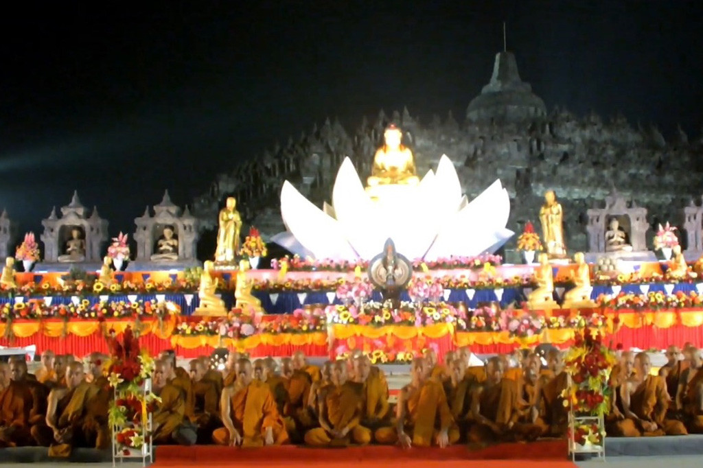 Ratusan umat yang hadir pun nampak khidmat mengikuti khotbah sang Buddha dalam mengajarkan berbuat baik, sucikan hati dan pikiran seperti ajaran sang Buddha.