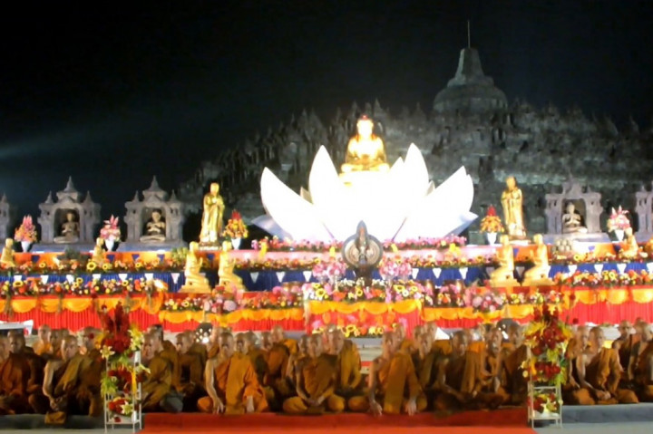 Ratusan umat yang hadir pun nampak khidmat mengikuti khotbah sang Buddha dalam mengajarkan berbuat baik, sucikan hati dan pikiran seperti ajaran sang Buddha.