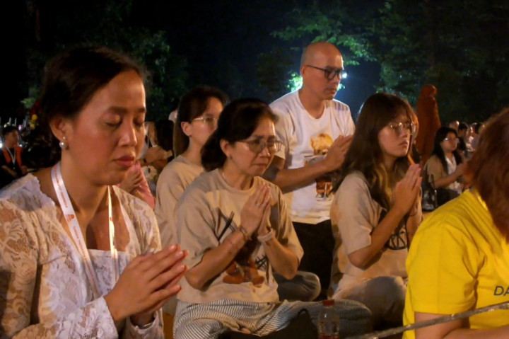 Pada puja bakti menjelang Waisak ini sengaja digelar berlatar belakang altar utama Waisak nasional 2568 Budhis era dan Candi Agung Borobudur sebagai simbol tempat peribadatan. Terlebih, keberadaan Candi Borobudur termasuk kuil bagi agama Budha.