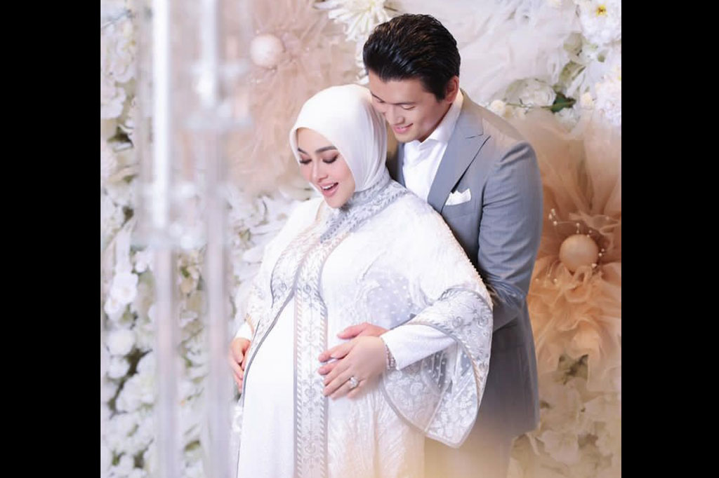 Penyanyi Syahrini akhirnya mengumumkan kehamilan anak pertamanya. Dia sendiri yang mengumumkan berita bahagia itu di media sosial pribadinya.