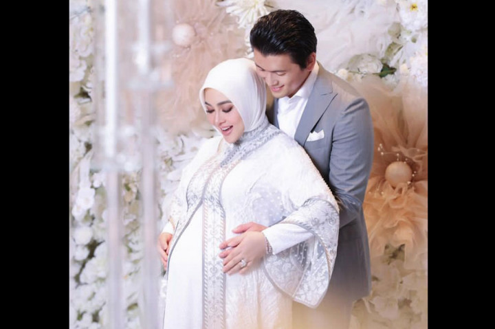 Penyanyi Syahrini akhirnya mengumumkan kehamilan anak pertamanya. Dia sendiri yang mengumumkan berita bahagia itu di media sosial pribadinya.