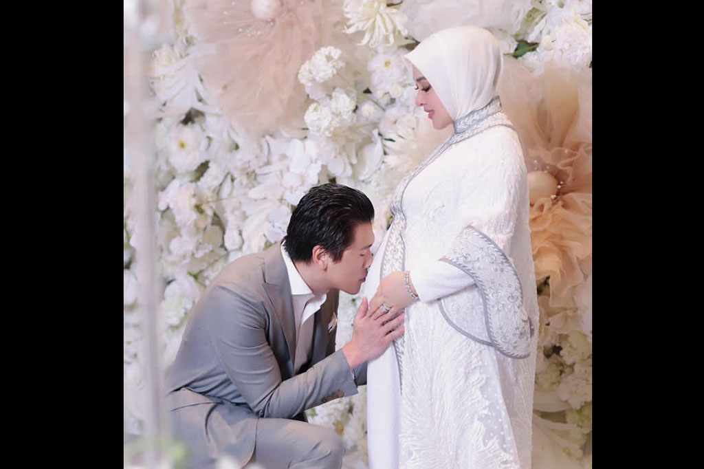 Syahrini mengunggah delapan foto bersama sang suami Reino Barack dengan sejumlah pose. Mulai dari Reino memeluk Syahrini sembari memegang perut sang istri yang terlihat sudah besar, hingga dia bersimpuh mencium perut Syahrini. 