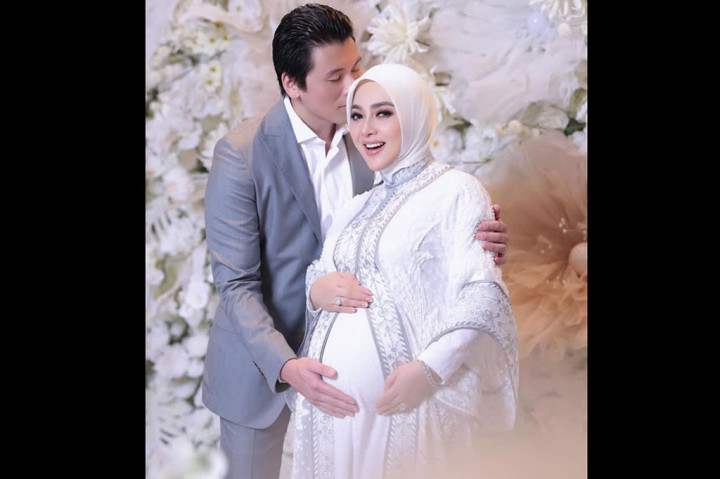 Dalam unggahan itu, Syahrini menyematkan tagar '7monthpregnant' yang menandakan usia kehamilannya sudah memasuki tujuh bulan.