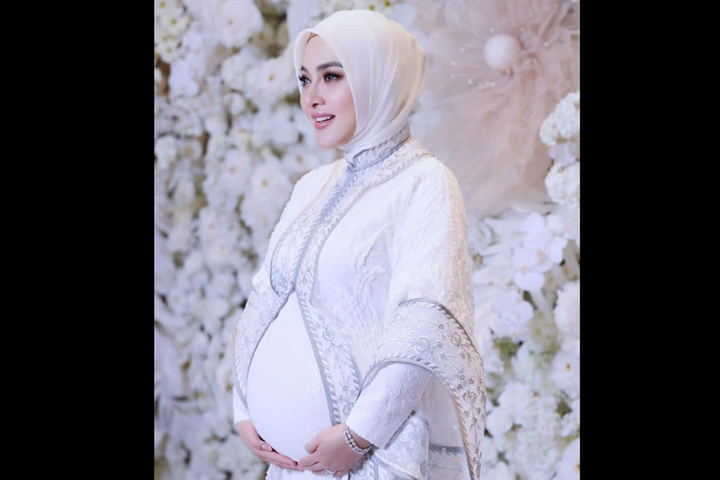 Sejumlah selebriti dan netizen langsung mengucapkan selamat atas unggahan Syahrini tersebut. Mereka ikut mendoakan agar kehamilan pertama Syahrini ini berjalan lancar.