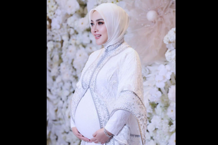 Sejumlah selebriti dan netizen langsung mengucapkan selamat atas unggahan Syahrini tersebut. Mereka ikut mendoakan agar kehamilan pertama Syahrini ini berjalan lancar.