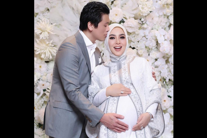 Syahrini menikah dengan Reino Barack pada 27 Februari 2019 di Jepang. 