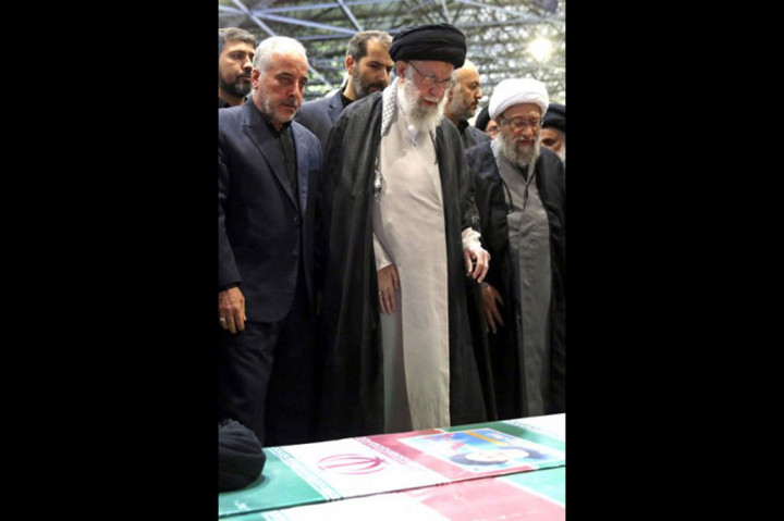 Sebelumnya, helikopter yang ditumpangi Presiden Raisi, Menteri Luar Negeri Hossein Amirabdollahian, Imam Sholat Jumat Tabriz Mohammad Ali Ale-Hashem, dan Gubernur provinsi Azerbaijan Timur Malek Rahmati jatuh di daerah pegunungan di wilayah Varzaghan, yang menyebabkan mereka tewas.