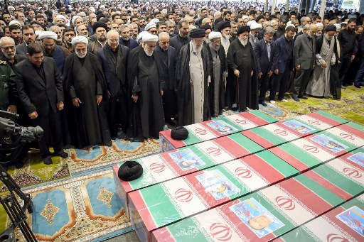 Pemimpin Tertinggi Revolusi Islam Iran, Ayatollah Seyyed Ali Khamenei pada Rabu, 22 Mei 2024, memimpin salat jenazah mendiang Presiden Ebrahim Raisi dan rombongan.