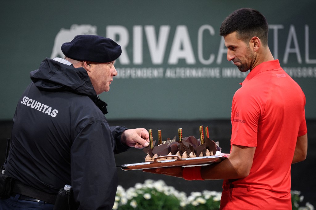 Usai mengalahkan Hanfmann, penonton menyanyikan 'Selamat Ulang Tahun' untuk Djokovic sambil membawa kue dengan lilin ke lapangan.