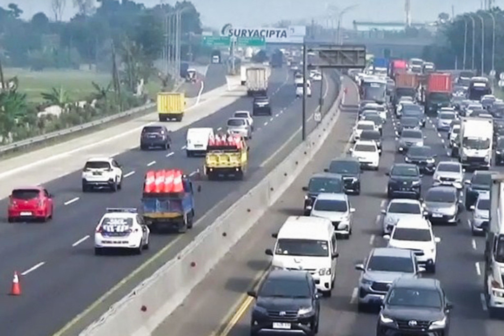 Untuk mengurai kepadatan lalu lintas, petugas Kepolisian dan Jasamarga memberlakukan sistem lawan arus atau contraflow, di ruas Tol Jakarta-Cikampek, di hari libur Waisak. Contraflow diberlakukan mulai dari kilometer 55 hingga kilometer 65.