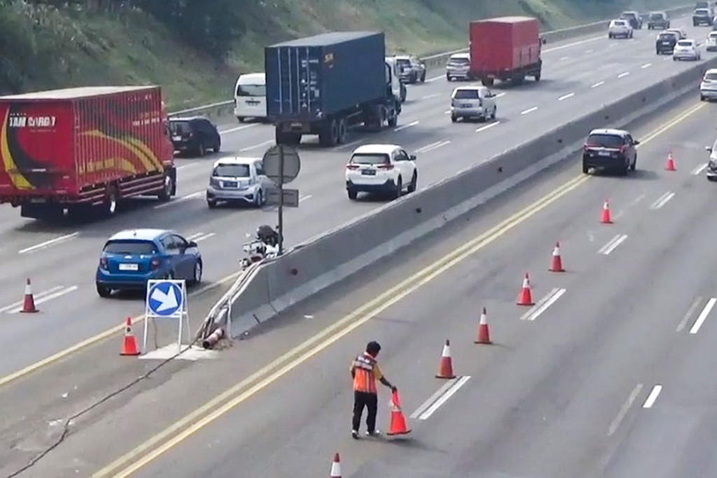 Kepadatan kendaraan dari arah Jakarta menuju Cikampek, terjadi di ruas Tol Jakarta-Cikampek, di hari libur perayaan hari Waisak Kamis, 23 Mei 2024 pagi.