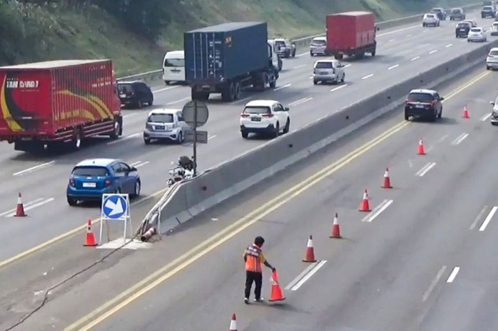 Kepadatan kendaraan dari arah Jakarta menuju Cikampek, terjadi di ruas Tol Jakarta-Cikampek, di hari libur perayaan hari Waisak Kamis, 23 Mei 2024 pagi.