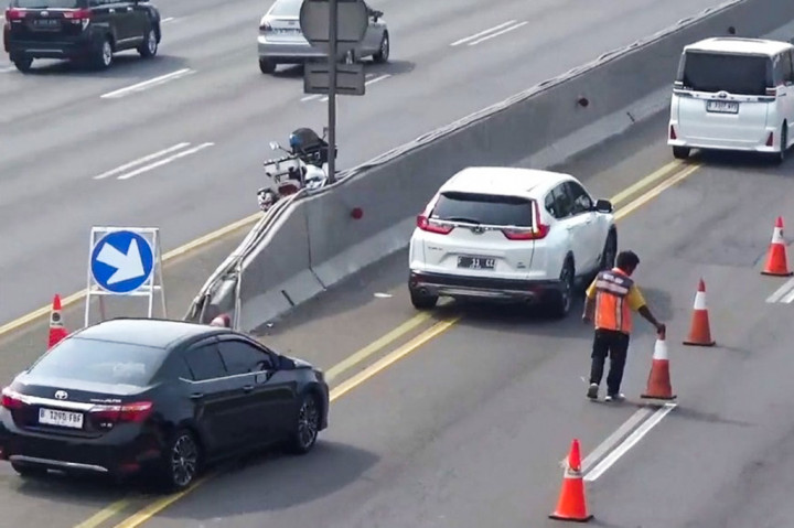 Kepadatan kendaraan terjadi mulai di kilometer 68, atau turunan Tol M-B-Z hingga kilometer 55 arah Cikampek.