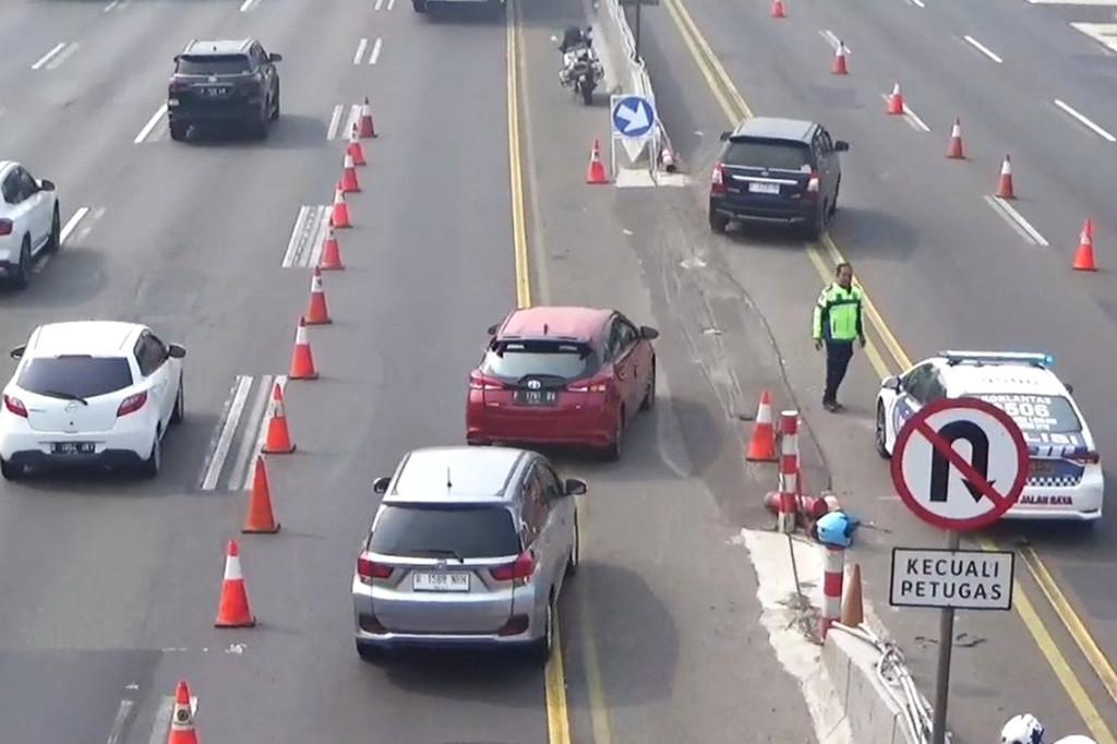 Sementara itu tepat di kilometer 55, kendaraan yang didominasi mobil pribadi, hanya dapat melaju dengan kecepatan lambat.