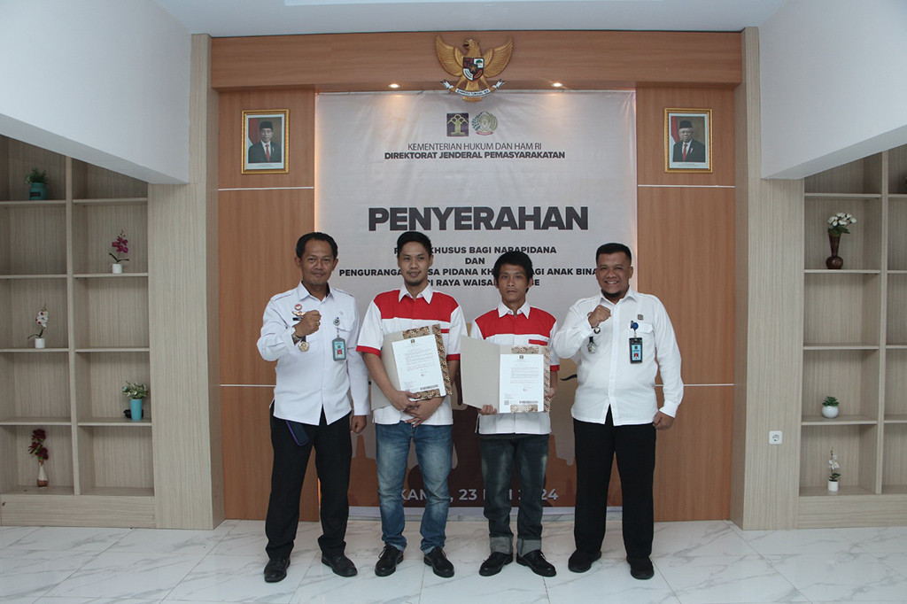 Besaran remisi yang diberikan bervariasi, paling rendah 15 hari dan paling besar sebesar dua bulan. Besaran remisi tergantung pada masa pidana yang telah dijalani, sehingga apabila semakin lama, akan semakin besar remisinya. Selain itu syarat yang harus dipenuhi narapidana untuk mendapatkan remisi adalah berkelakuan baik dalam kurun waktu remisi berjalan.