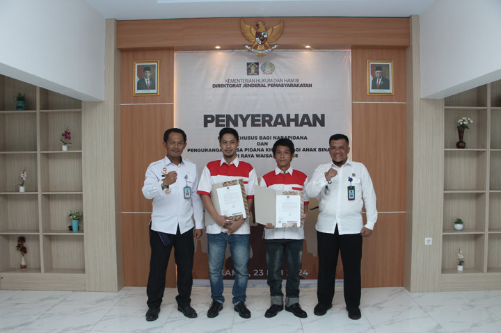 Besaran remisi yang diberikan bervariasi, paling rendah 15 hari dan paling besar sebesar dua bulan. Besaran remisi tergantung pada masa pidana yang telah dijalani, sehingga apabila semakin lama, akan semakin besar remisinya. Selain itu syarat yang harus dipenuhi narapidana untuk mendapatkan remisi adalah berkelakuan baik dalam kurun waktu remisi berjalan.