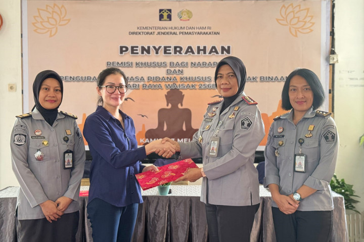 Sebanyak 25 narapidana beragama Buddha di Jawa Timur mendapatkan pemotongan masa pidana (remisi) khusus Waisak.