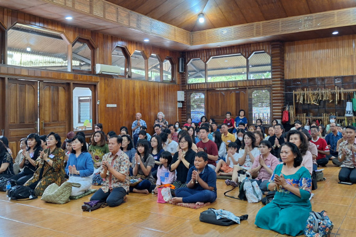 Ratusan Umat Buddha dari Majelis Niciren Shoshu Buddha Dharma Indonesia (MNSBDI) sentra Jawa Tengah 3 merayakan Waisak 2568 BE/2024 di Vihara Vimalakirti Purwokerto, Kamis, 23 Mei 2024. Ratusan umat itu datang dari berbagai daerah, diantaranya Pekalongan, Tegal, Cilacap, Banjarnegara, Wonosobo, Purbalingga dan sekitar Purwokerto.