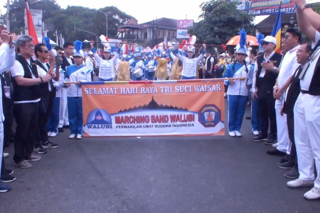 Umat Buddha dari dalam dan luar negeri mengikuti prosesi kirab Waisak dari Candi Mendut menuju Candi Borobudur pada Kamis, 23 Mei 2024 siang dengan membawa sarana puja. Sebelum berangkat, umat terlebih dahulu membacakan paritta, mantra dan sutra di altar utama Candi Mendut.
