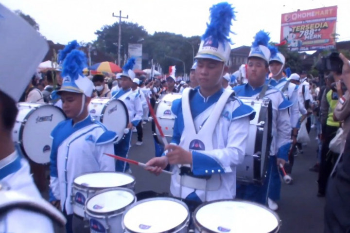 Dalam barisan prosesi diiringi marching band Sekolah Dharma Widya, kemudian diikuti pataka walubi dan pataka pancawarna yang melambangkan kesuburan, kemakmuran serta kebahagiaan.