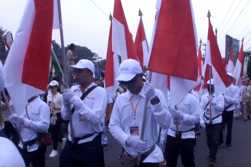 Prosesi kirab Waisak dilepas langsung Wakil Ketua Panitia Waisak Nasional 2568 Budhis era 2024, Karuna Murdaya dan Dirjen Bimas Buddha, Kementerian Agama Supriyadi pada pukul 13.45 WIB dari Candi Mendut menuju Candi Borobudur dengan berjalan kaki.