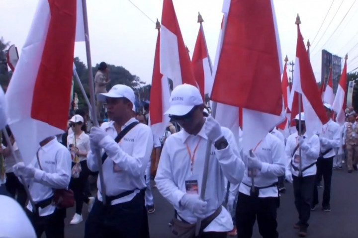 Prosesi kirab Waisak dilepas langsung Wakil Ketua Panitia Waisak Nasional 2568 Budhis era 2024, Karuna Murdaya dan Dirjen Bimas Buddha, Kementerian Agama Supriyadi pada pukul 13.45 WIB dari Candi Mendut menuju Candi Borobudur dengan berjalan kaki.