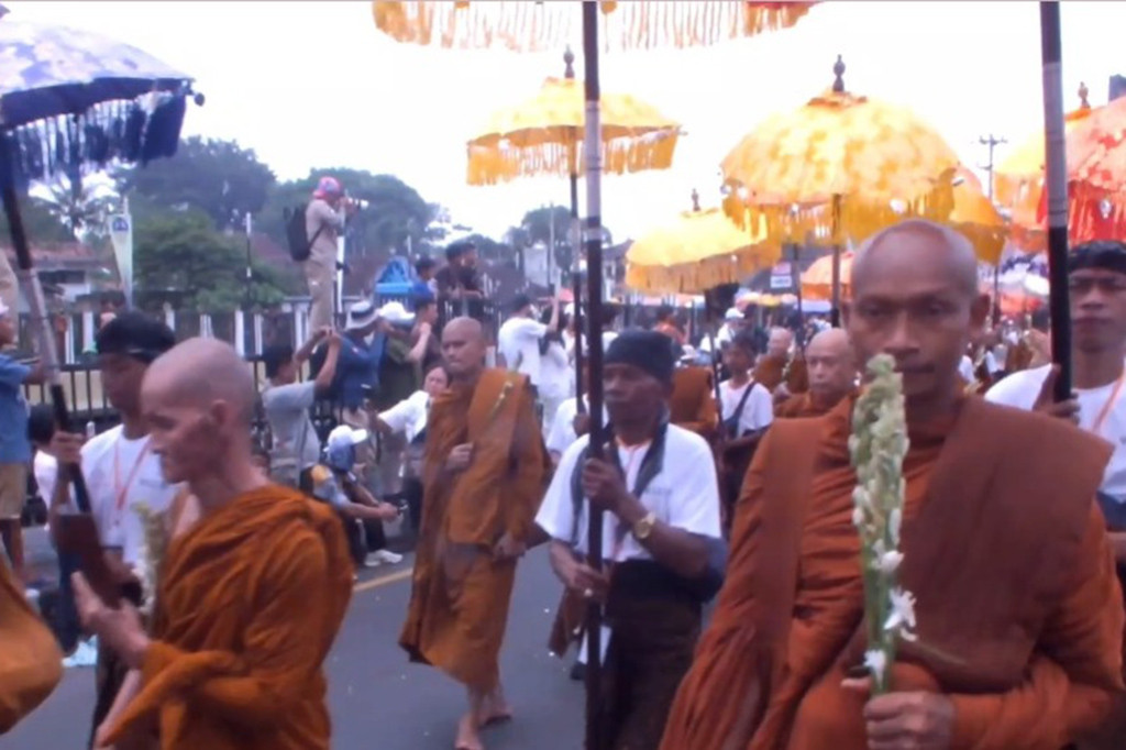 Kemudian dikkuti relik sang Buddha dan juga bendera merah putih, setelah iring-iringan tersebut api dharma dan air suci Waisak yang sudah disakralkan di Candi Mendut juga dikirab menuju Candi Borobudur beserta sarana puja lainnya seperti hasil bumi. 
