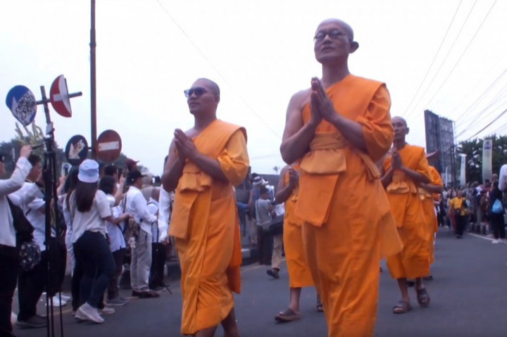 Hasil bumi tersebut melambangkan bentuk terima kasih kepada sang Buddha karena sudah diberi hasil panen melimpah.