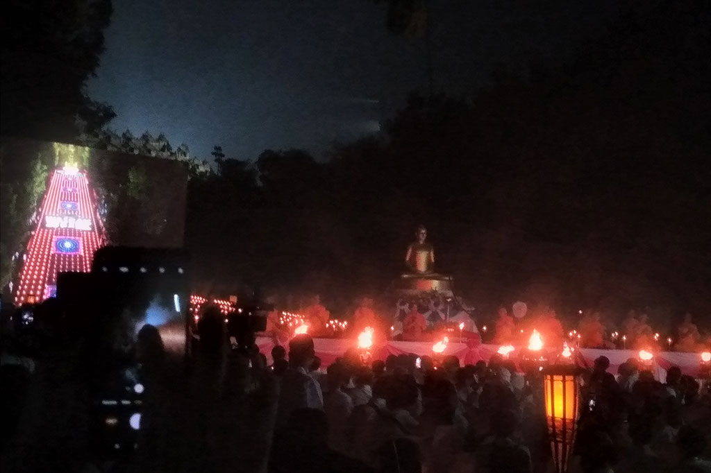 Saat Kamis malam itu, Bhante Daniel memandu jalannya meditasi.