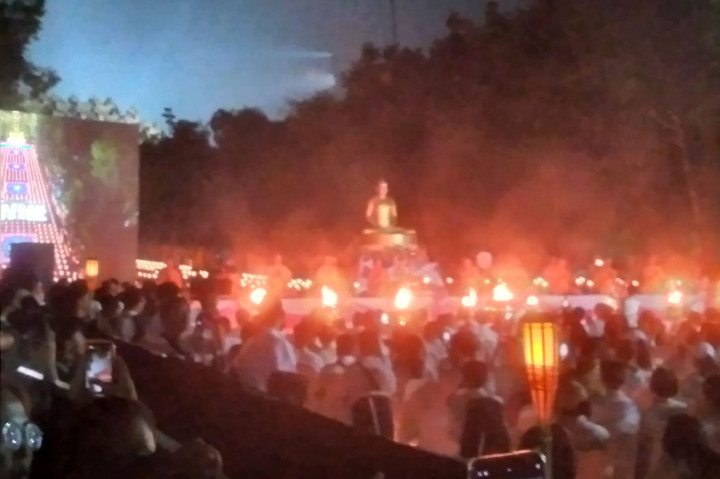 Ada sejumlah sesi meditasi dalam perayaan puncak hari Tri Suci Waisak tersebut. Pada setiap sesi meditasi berlangsung sekitar 15 sampai 20 menit. Sebelum meditasi dimulai, umat Buddha, termasuk masyarakat umum, menyalakan lilin. Bhante Daniel meminta peserta tersebut berdoa lebih dulu sebelum menyalakan lilin.