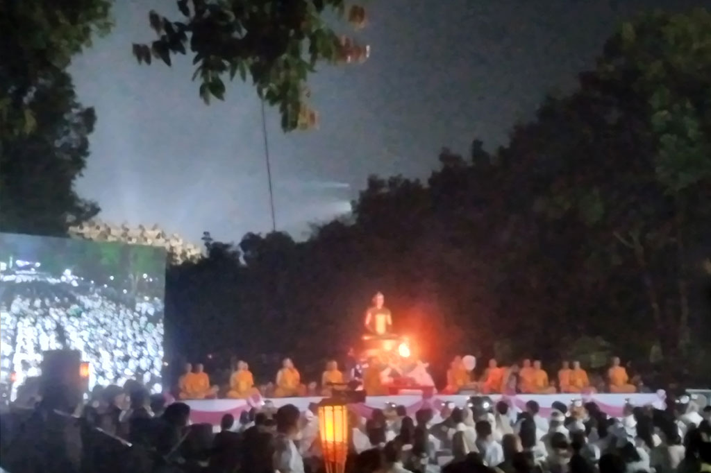 Suasana hening tercipta saat proses meditasi yang menjadi bagian ibadah dalam perayaan Hari Raya Waisak di Candi Borobudur Magelang, Jawa Tengah, Kamis malam, 23 Mei 2024. Umat Buddha dengan pakaian mayoritas putih itu terlihat fokus dalam meditasi tersebut.
