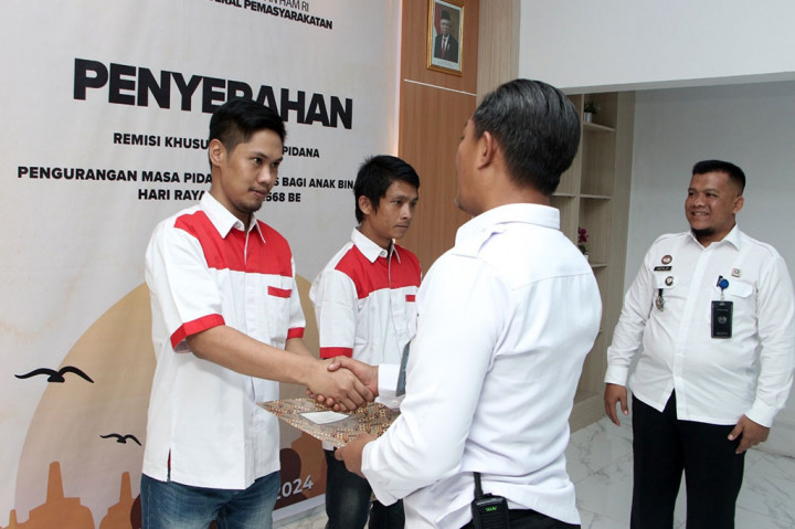 Sebanyak 25 narapidana beragama Buddha di Jawa Timur mendapatkan pemotongan masa pidana (remisi) khusus Waisak.