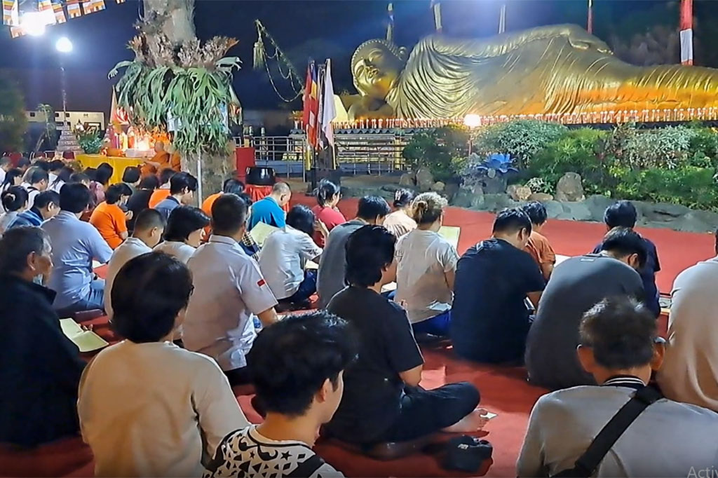 Ratusan umat Buddha menyambut puncak perayaan Waisak 2568 Buddhis Era di Kompleks Maha Vihara Mojopahit, Desa Bejijong, Trowulan, Mojokerto, Jawa Timur, Kamis, 23 Mei 2024 malam.