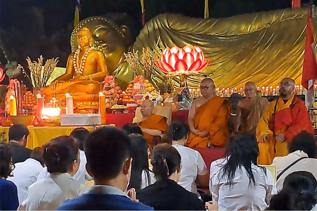 Di depan patung Buddha Tidur terbesar di Indonesia, mereka memanjatkan doa dan puja-puji untuk memperingati tiga peristiwa dalam kehidupan Sang Buddha Gautama, yakni kelahiran, pencerahan, dan wafatnya Sang Buddha Gautama.