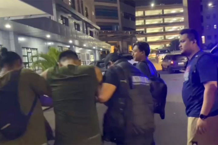 Terduga pelaku pembunuhan ditangkap di kawasan Muara Bahari, Jakarta Utara pada Kamis, 23 Mei 2024 malam. Karena melawan, petugas menembak bagian kaki tersangka.