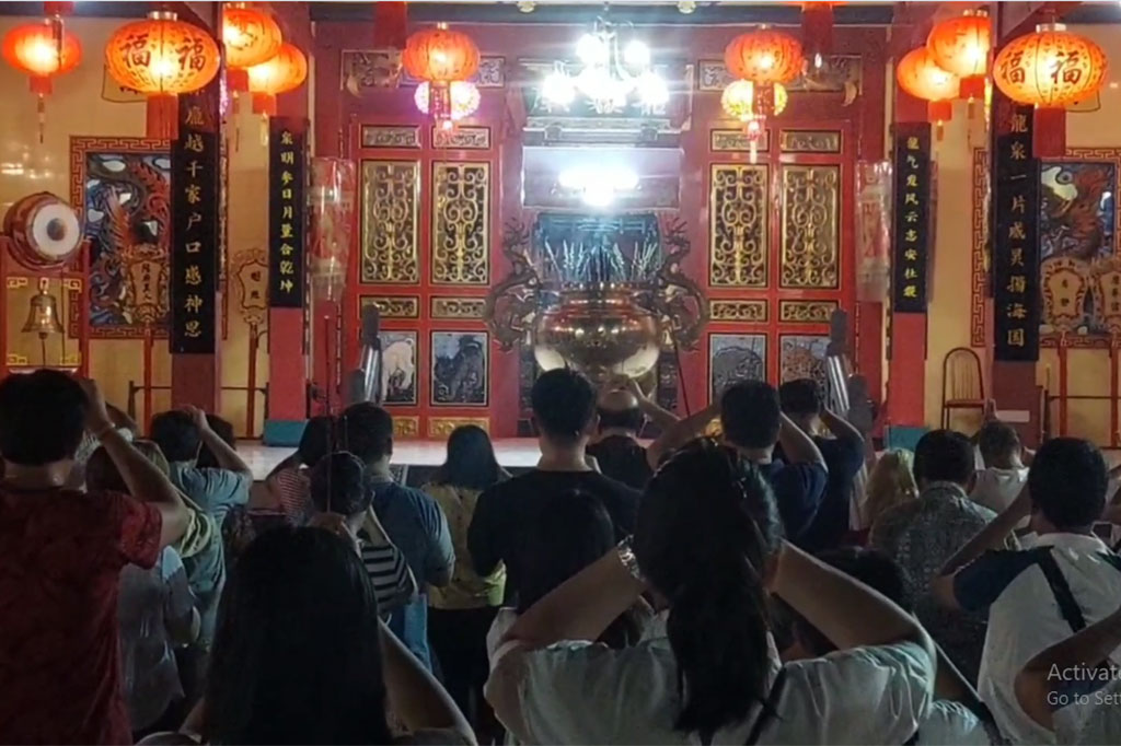 Umat Buddha di Kota Probolinggo, Jawa Timur pada Kamis, 23 Mei 2024 malam, melaksanakan perayaan Waisak di Klenteng Tri Dharma Sumber Naga. 