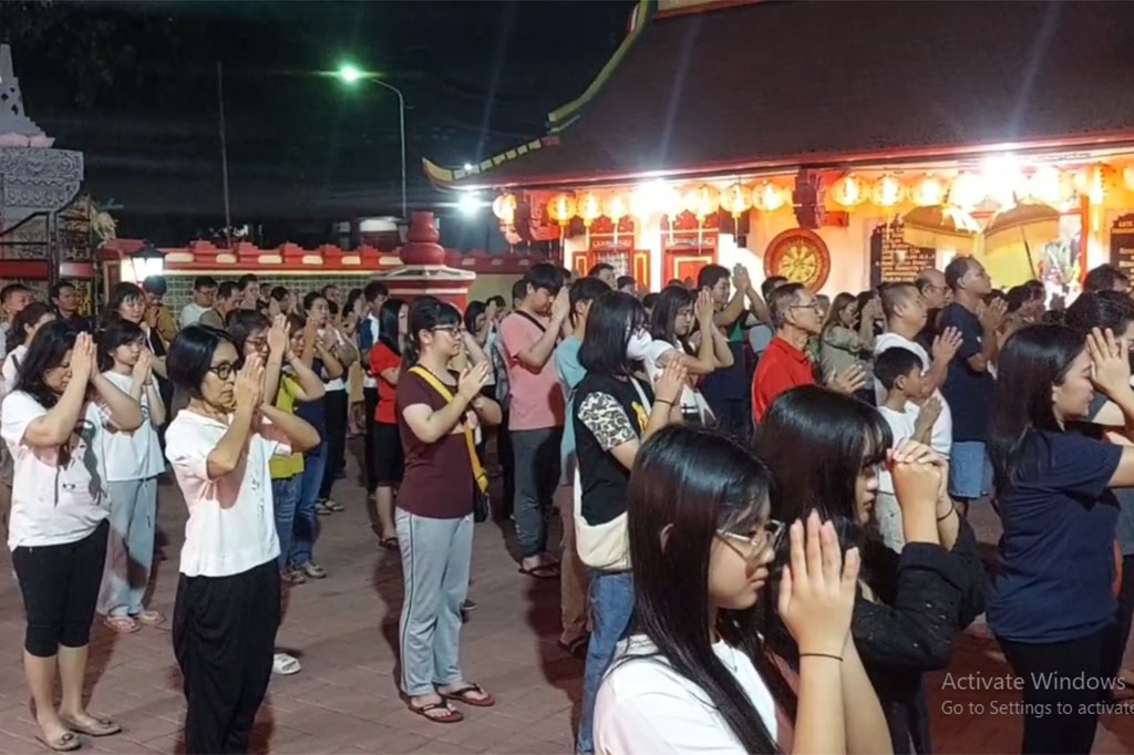 Pembacaan parita suci dibacakan sebelum detik-detik puncak kelahiran puncak dan wafatnya Buddha.