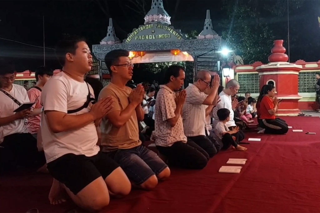 Prosesi ritual perayaan Waisak ini dimulai pukul 19.00 WIB dengan sembahyang bersama menghadap 4 penjuru mata angin. Kemudian dilanjutkan dengan pembacaan parita suci menghadap rupang Buddha kecil yang berada di halaman klenteng.
