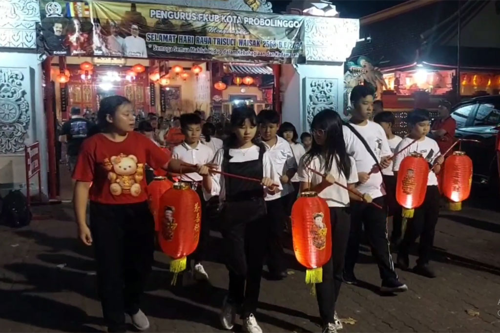 Mendekati detik-detik waisak pukul 20.52 WIB, dilakukan prosesi meditasi dengan suasana hening. Dan prosesi terakhir yakni bradak sina atau mengilingi klenteng atau tempat dewa dengan membawa bunga sedap malam dan dupa. Prosesi ini juga sebagai penghormatan tertinggi terhadap para dewa di tempat ibadah tersebut.