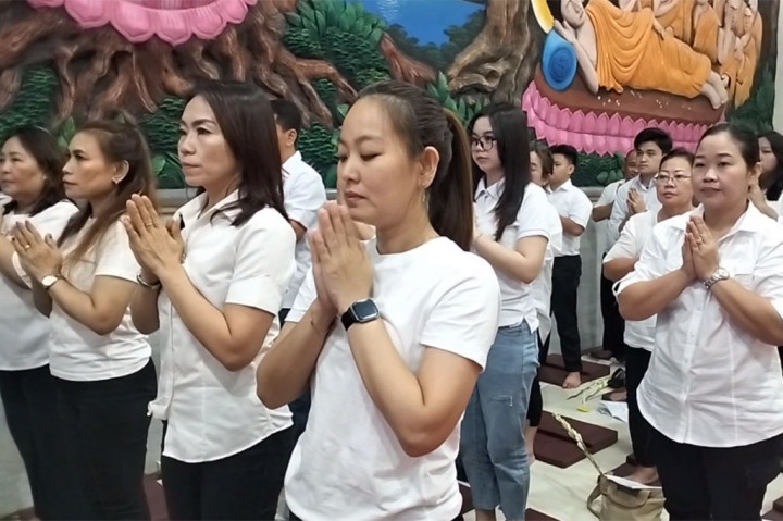 Ratusan umat Buddha di Rangkasbitung, Lebak, Banten, menggelar perayaan detik-detik Waisak di Wihara Ananda Avalokitesvara, Rangkasbitung, Kamis, 23 Mei 2024 malam. Detik-detik Waisak sendiri merupakan puncak rangkaian acara peringatan Tri Suci Waisak.