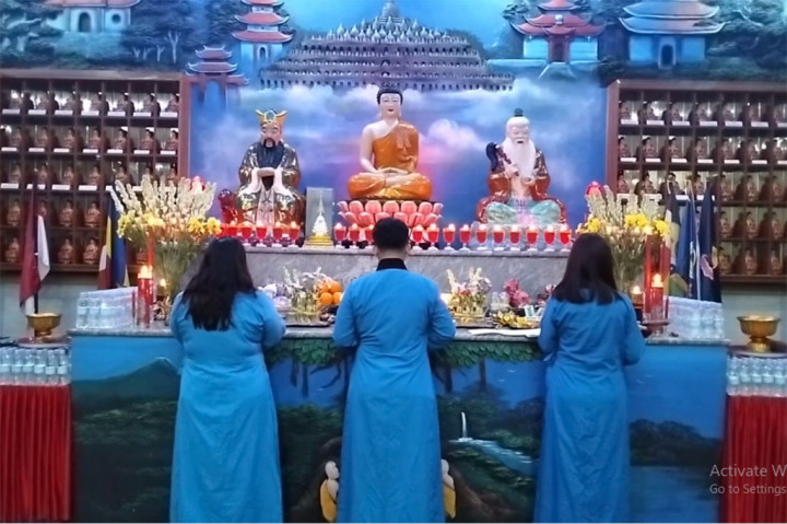 Peringatan detik-detik Waisak diawali dengan melakukan puja bakti dilantukan dengan prosesi pradaksina, yang merupakan penghormatan bersama dengan mengitari Wihara Ananda Avalokotesvara sebanyak tiga kali searah harum jam dengan membawa lilin dan dupa, dilanjutkan dengan meditasi dan menyanyi lagu Buzis Malam Suci Waisak.