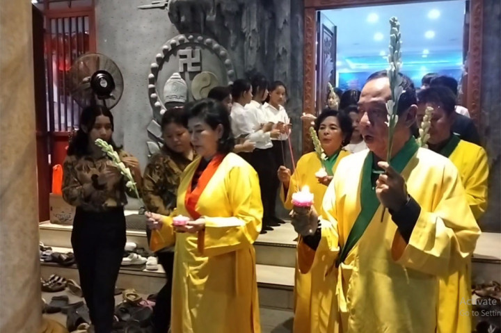 Panitia muda Ace Sulaeman mengatakan, makna kebersamaan menuju kebahagiaan, sebagai umat Guru Agung Buddha, mengingat untuk senantiasa melakukan kebajikan dan kebaikan untuk sesama manusia.