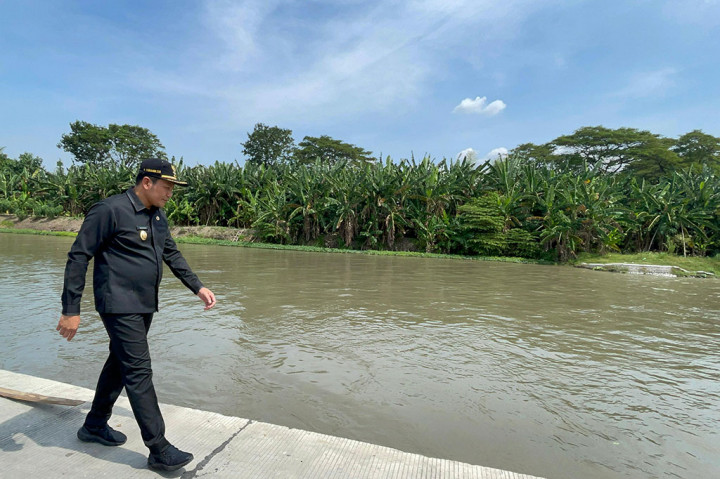 Ia mengkhawatirkan kalau tidak segera diperbaiki, kondisi kerusakan akan makin parah berdampak pada jalan karena aliras sungainya cukup deras. Hal ini, kata Subandi, sangat membahayakan warga atau pengendara yang mengalami kecelakaan gara-gara jalan rusak.