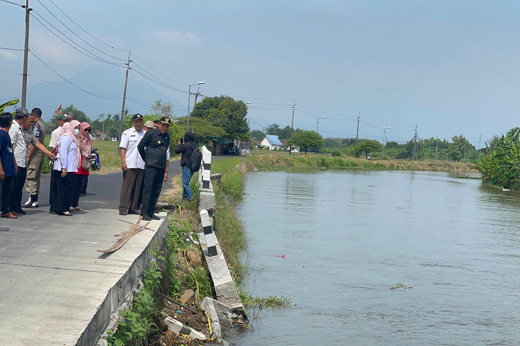 Plengsengan dam sungai kanal di Desa Kedungbocok, Kecamatan Tarik, Kabupaten Sidoarjo, Jawa Timur rusak akibat tergerus derasnya aliran sungai. Kerusakan plengsengan itu sudah terjadi sejak dua bulan lalu saat musim hujan. Saat itu curah hujan yang tinggi sehingga aliran air sungai meluap mengakibatkan plengsengan runtuh.