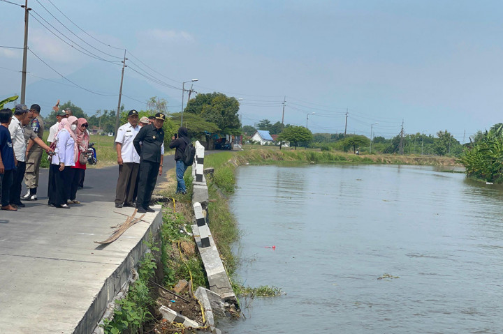 Plengsengan dam sungai kanal di Desa Kedungbocok, Kecamatan Tarik, Kabupaten Sidoarjo, Jawa Timur rusak akibat tergerus derasnya aliran sungai. Kerusakan plengsengan itu sudah terjadi sejak dua bulan lalu saat musim hujan. Saat itu curah hujan yang tinggi sehingga aliran air sungai meluap mengakibatkan plengsengan runtuh.