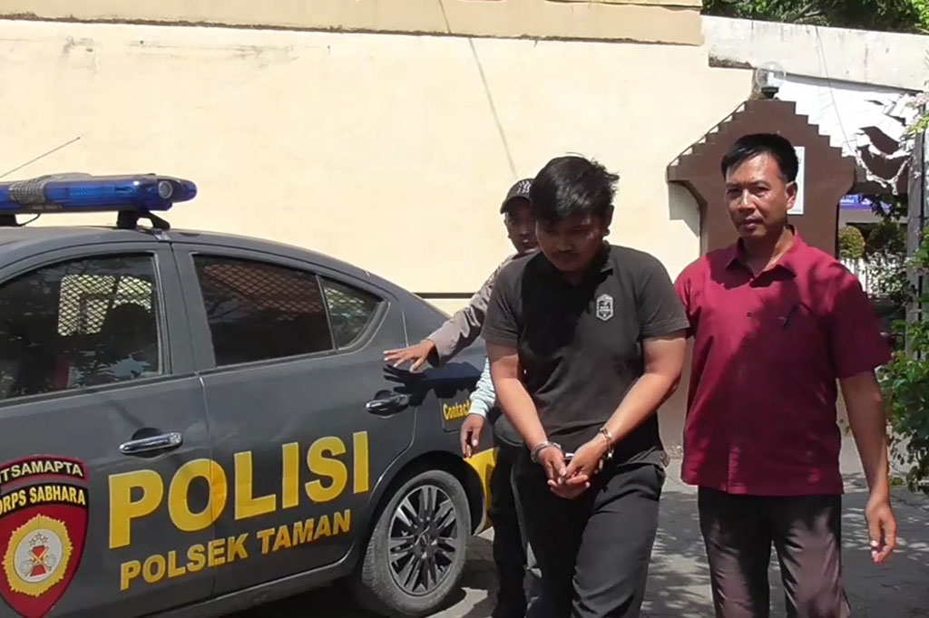 Polisi meringkus seorang pelaku pembobolan emas 66 gram milik warga Desa Kedungturi, Kecamatan Taman, Kabupaten Sidoarjo, Jawa Timur. Hasil penjualan emas ludes digunakna pelaku untuk judi online.